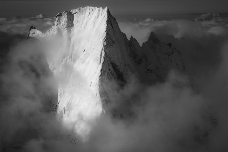 Piz Badile Engadine noir et blanc - Mer de nuages en massif montagneux et sommets des Alpes Suisses d'Engadie enneigés