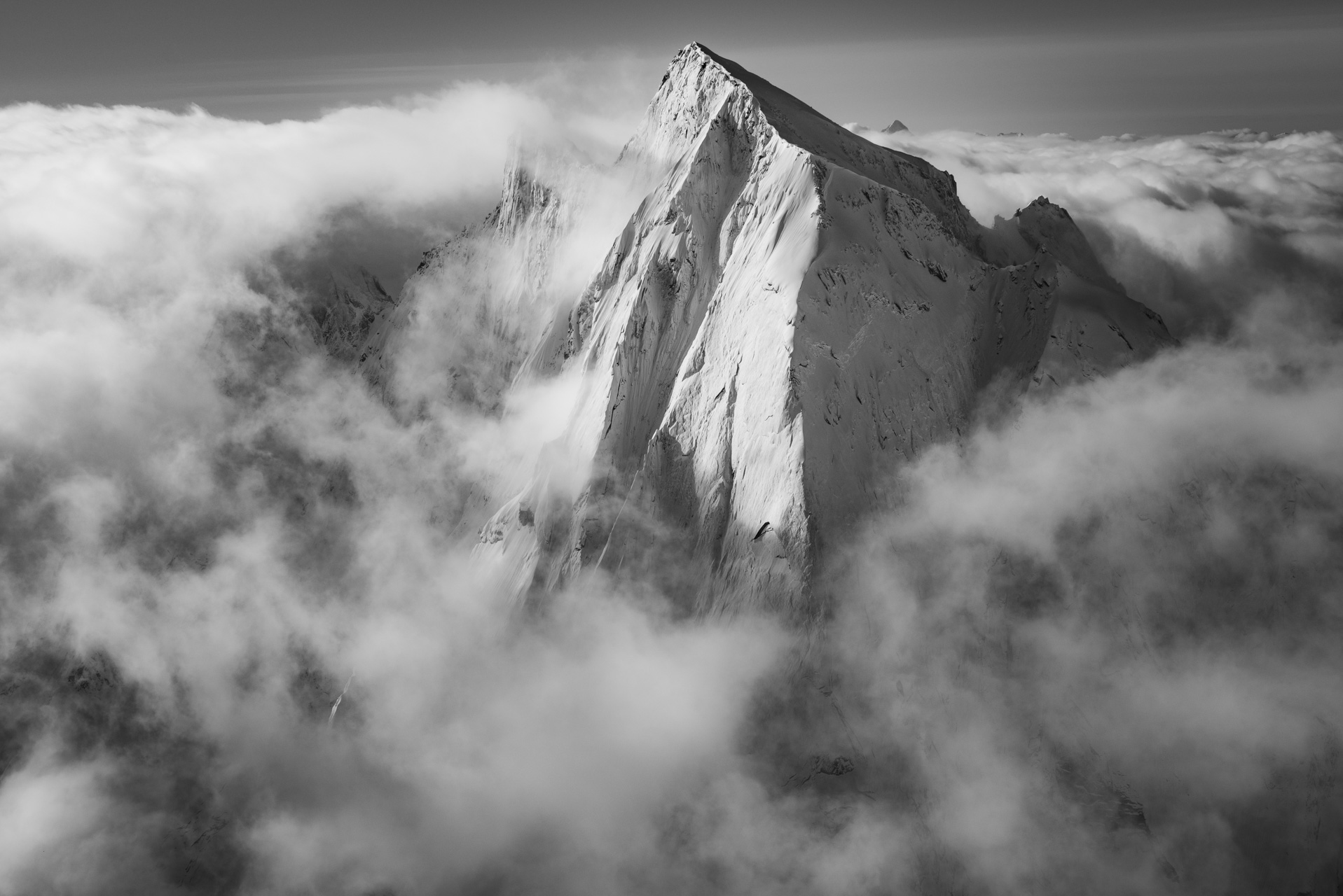 Suisse Engadine - Piz Cengalo photo - Image noir et blanc Alpes suisses vue du ciel