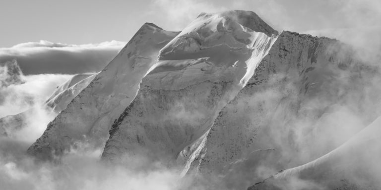 Künstlerische Schwarz-Weiß-Ansicht des Piz Palü mit seinen drei parallelen Graten, Bernina-Alpen, nach einem Sturm.