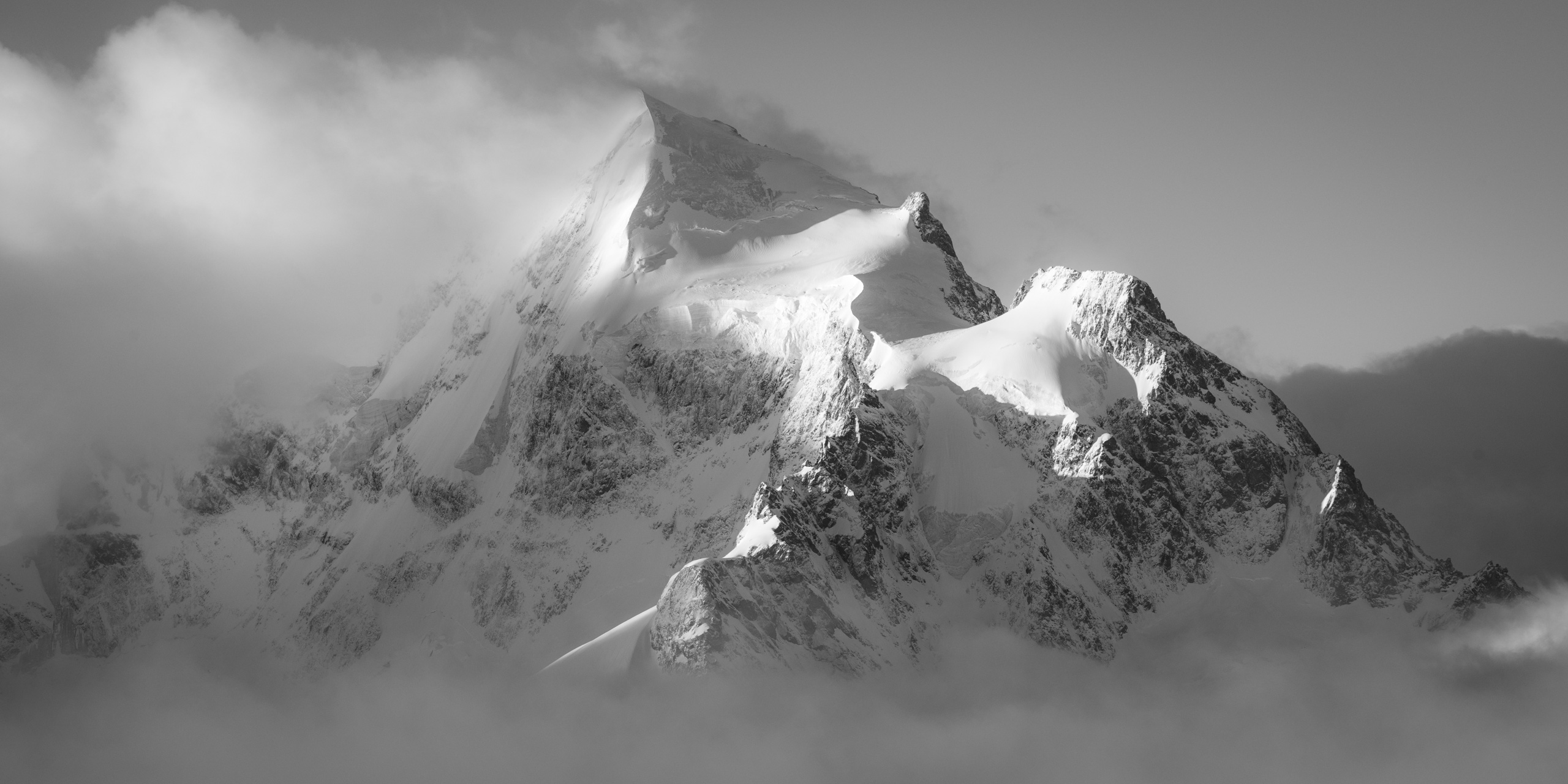 Piz Roseg - images montagnes alpes - massif montagneux noir et blanc