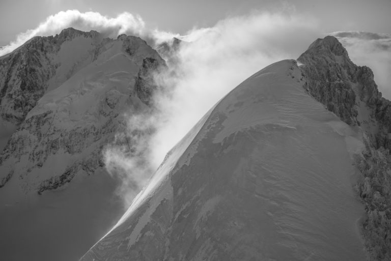 Schwarz-Weiß-Foto Engadinertal - Piz Roseg und Piz Bernina Luftaufnahme Helikopter