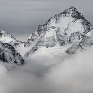 panorama couronne impériale - montagnes du val d'anniviers zinal grimentz au-dessus d'une mer de nuages, montrant le Blanc de Moming, Besso, Dent d'Hérens, Pointe de Zinal, Dent Blanche et Grand Cornier dans les Alpes valaisannes