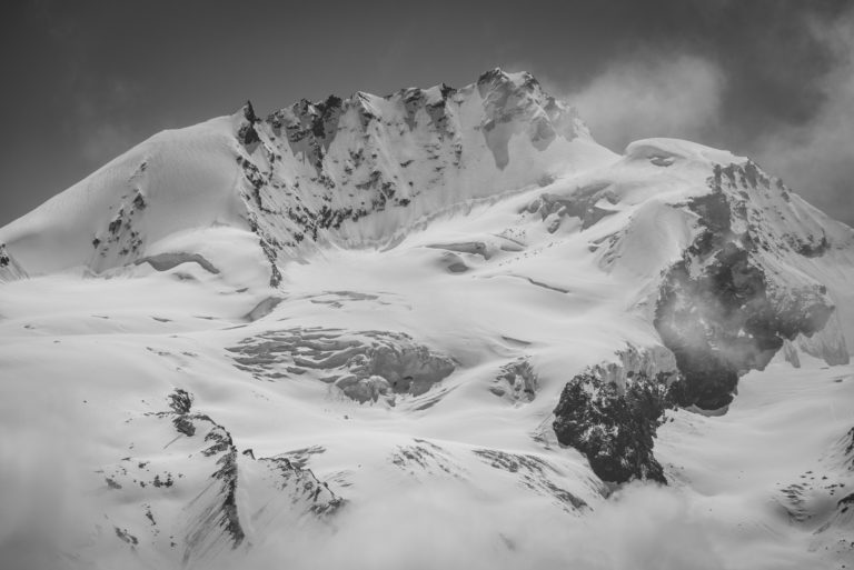 Zermatt Rimpfischhorn - photo noir et blanc des montagnes enneigées des alpes bernoises dans la Vallée de L'engadine