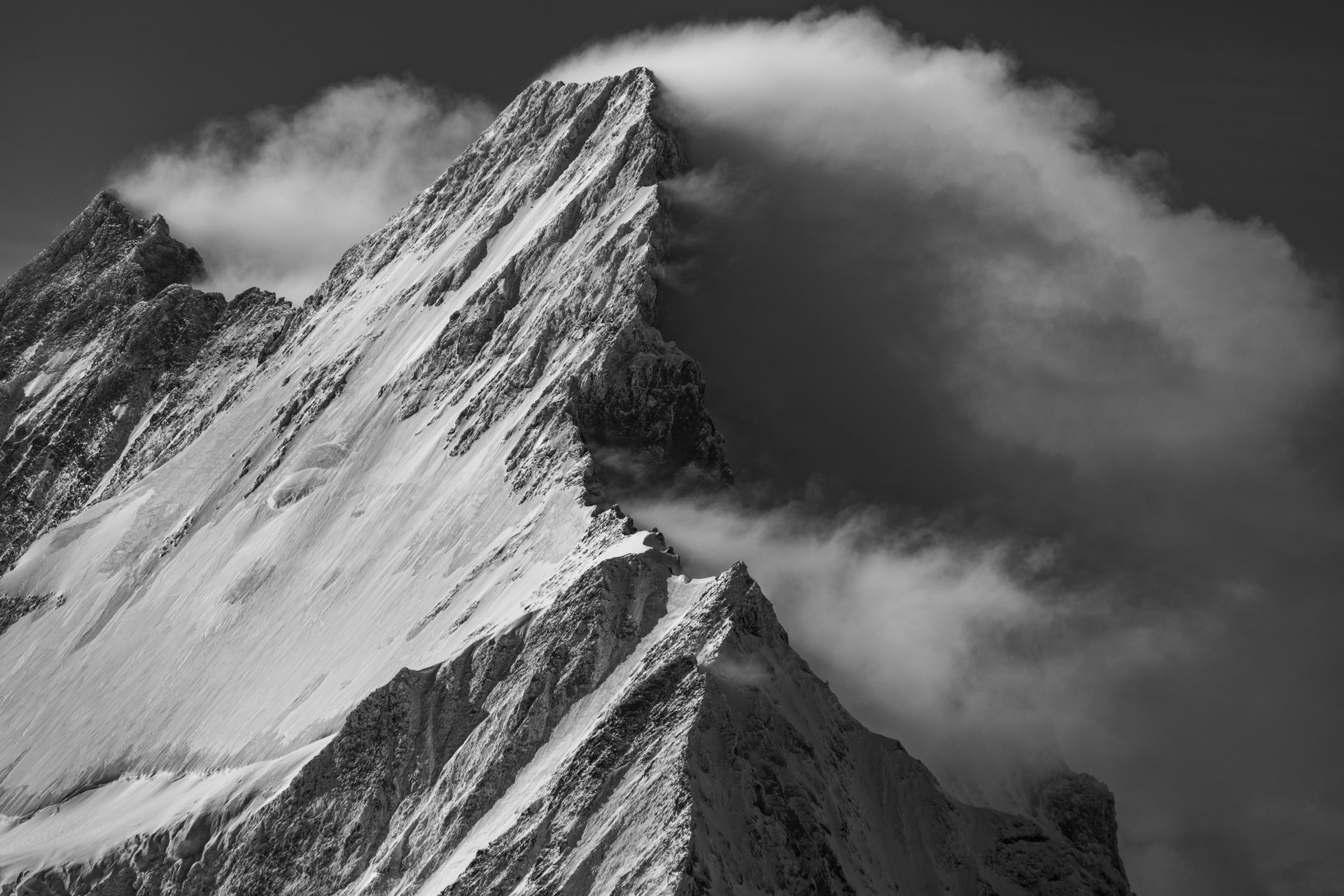Schreckhorn - Montagne suisse de Grindelwand - Sommet d'un massif montagneux  dans une mer de nuage après une tempête de neige