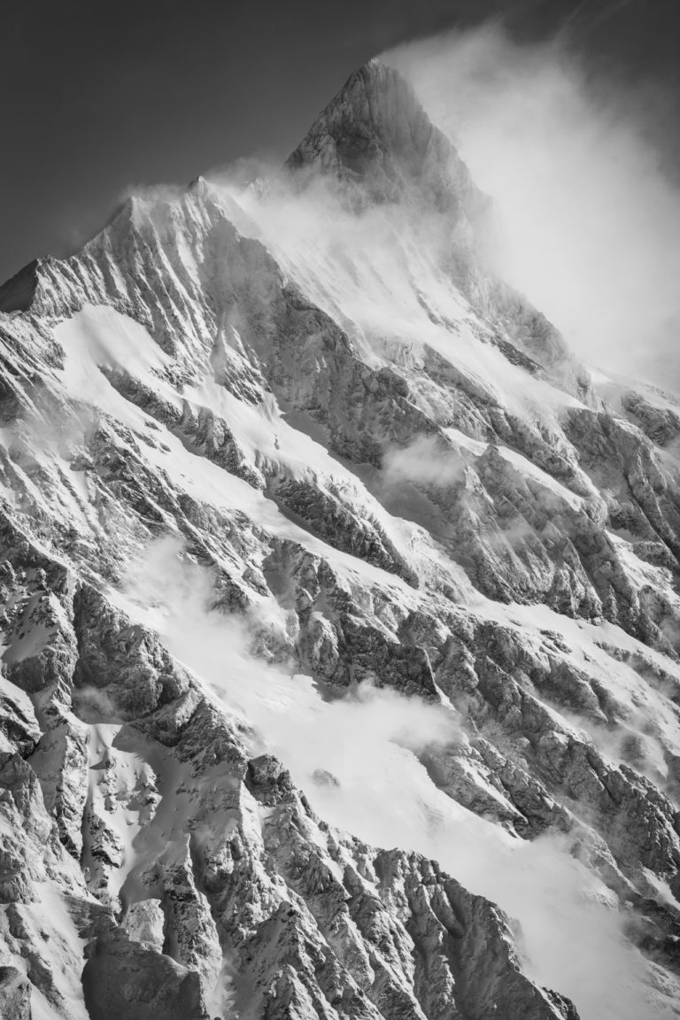 Schreckhorn Grindelwald - Photos montagnes rocheuses et enneigées en noir et blanc - Sommet Alpes dans les nuages