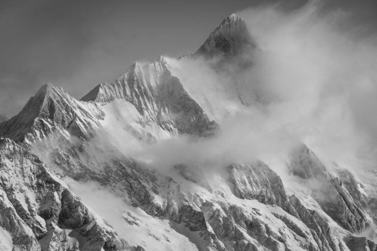 Schreckhorn - image paysage de montagne dans la brume et les nuages - photo haute montagne