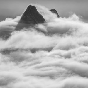 Schreckhorn - Lauteraarhorn - Schwarz-weißes Wolkenmeer und Bergbild im Nebel - Berggipfel von Grindelwald