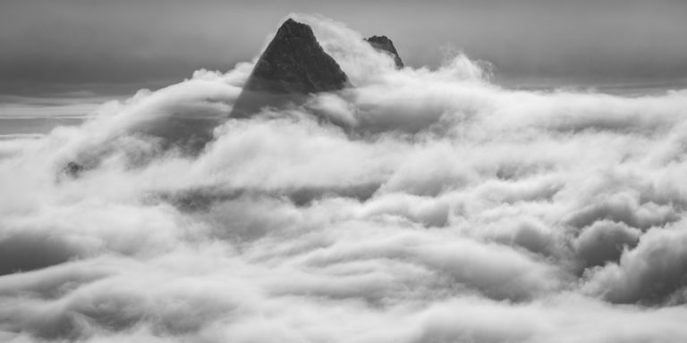 Schreckhorn - Lauteraarhorn - Mer de nuage noire et blanc et image de montagne dans le brume - sommets montagne de Grindelwald