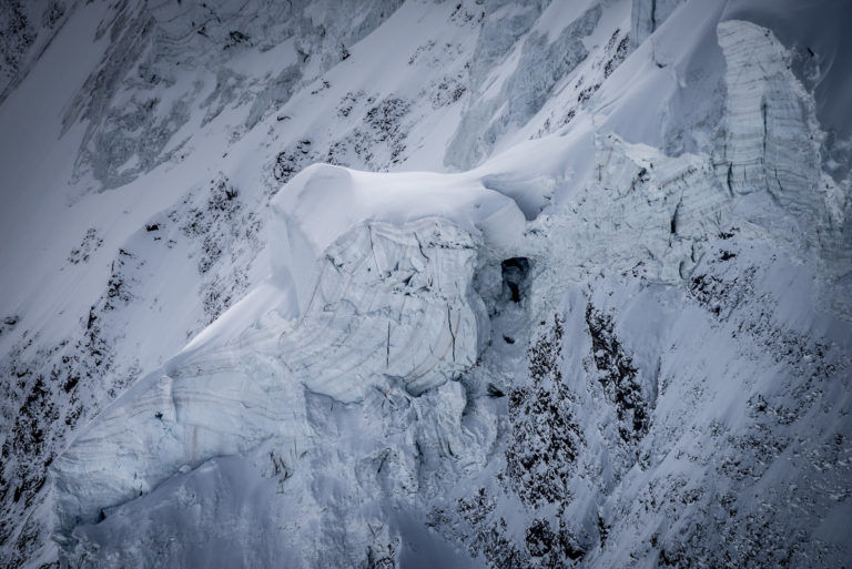 Image d'un paysage de montagnes rocheuses  - face Nord de la Dent d'Hérens et Sérac sous la neige en suisse dans les alpes valaisannes