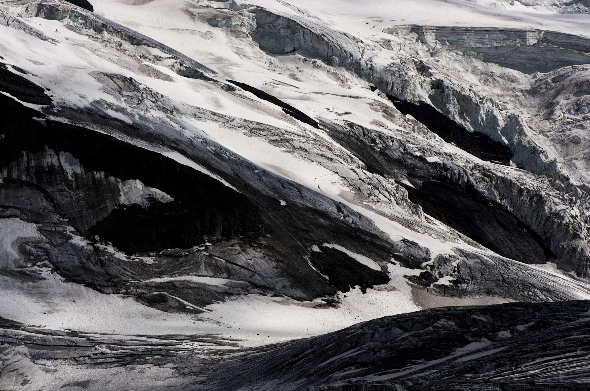 Image d'un paysage de montagnes rocheuses et d'un glacier des Alpes Valaisannes en noir et blanc  - Séracs du Grand Combin sous la neige en suisse