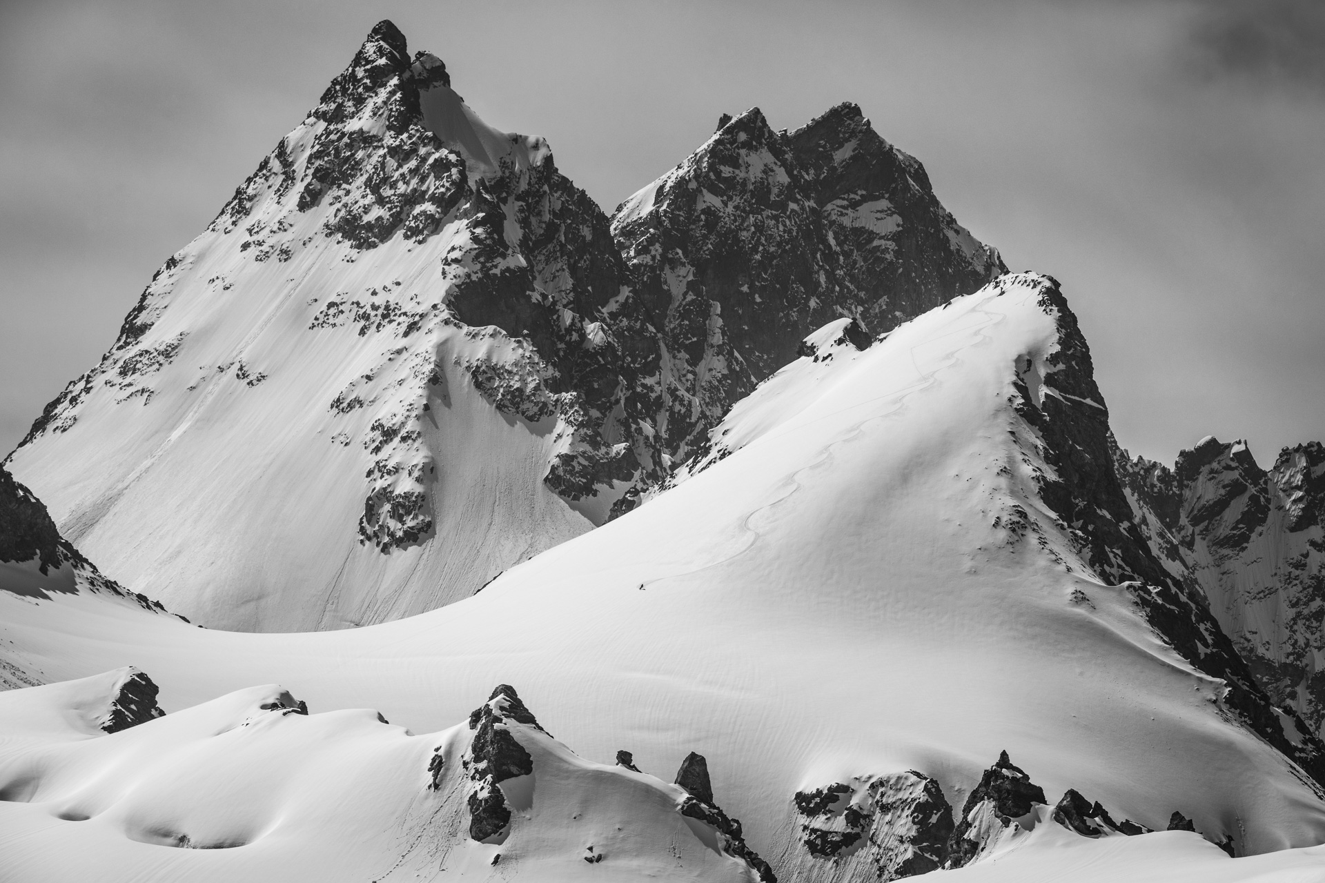 image d un paysage de montagne en noir et blanc - Bouquetins, Dents de Bertol - Aiguille de la Tsa - Veisivi