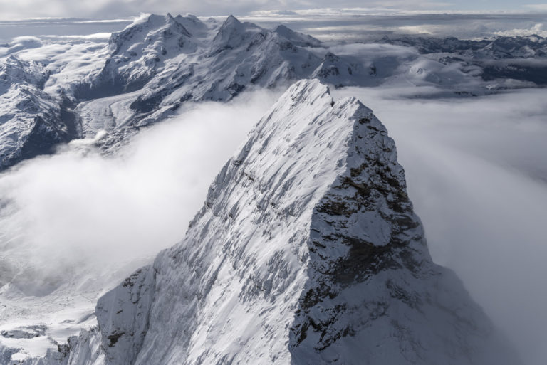 Sommet de montagne du Mont Cervin - Vue aérienne des Alpes Suisses depuis un hélicoptère