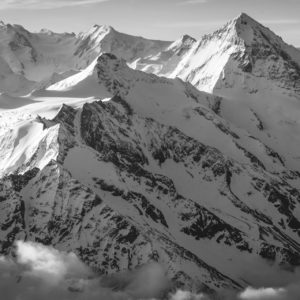 Schwarz-Weiß-Foto von den Gipfeln der Hochgebirge Val d&#039;Hérens - Val d&#039;anniviers - Zermatt in den Schweizer Alpen