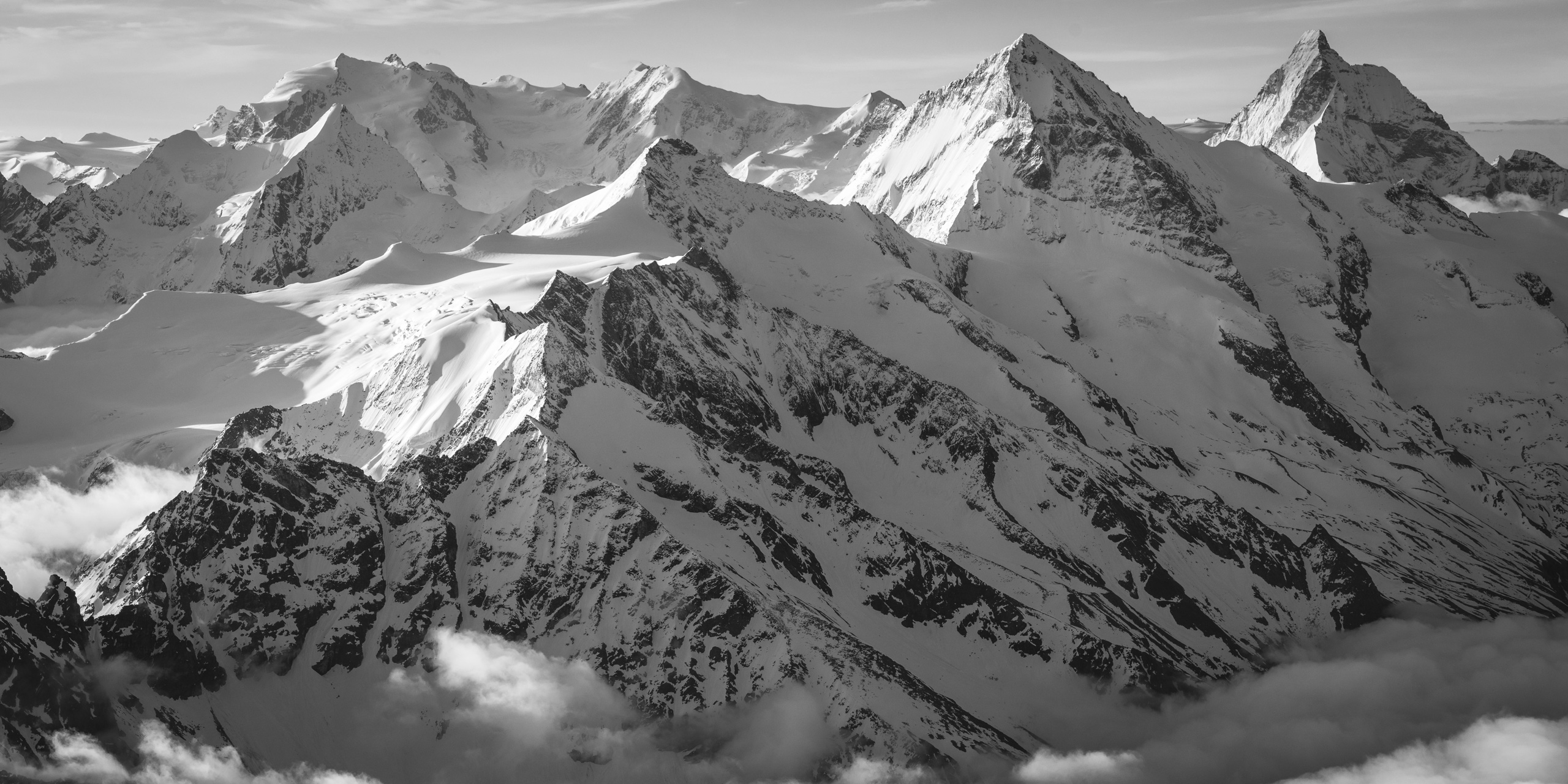 Photo noir et blanc des sommets des hautes montagne du Val d'Hérens - Val d'anniviers - Zermatt dans Alpes Suisses