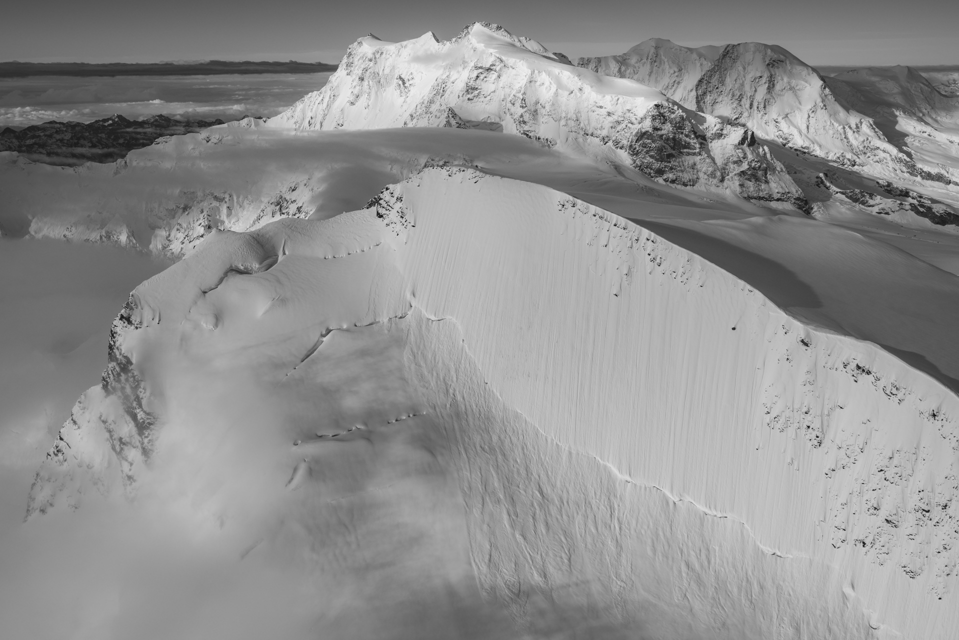 Bild des Schneebergs Strahlhorn Monte Rosa in schwarz-weiß