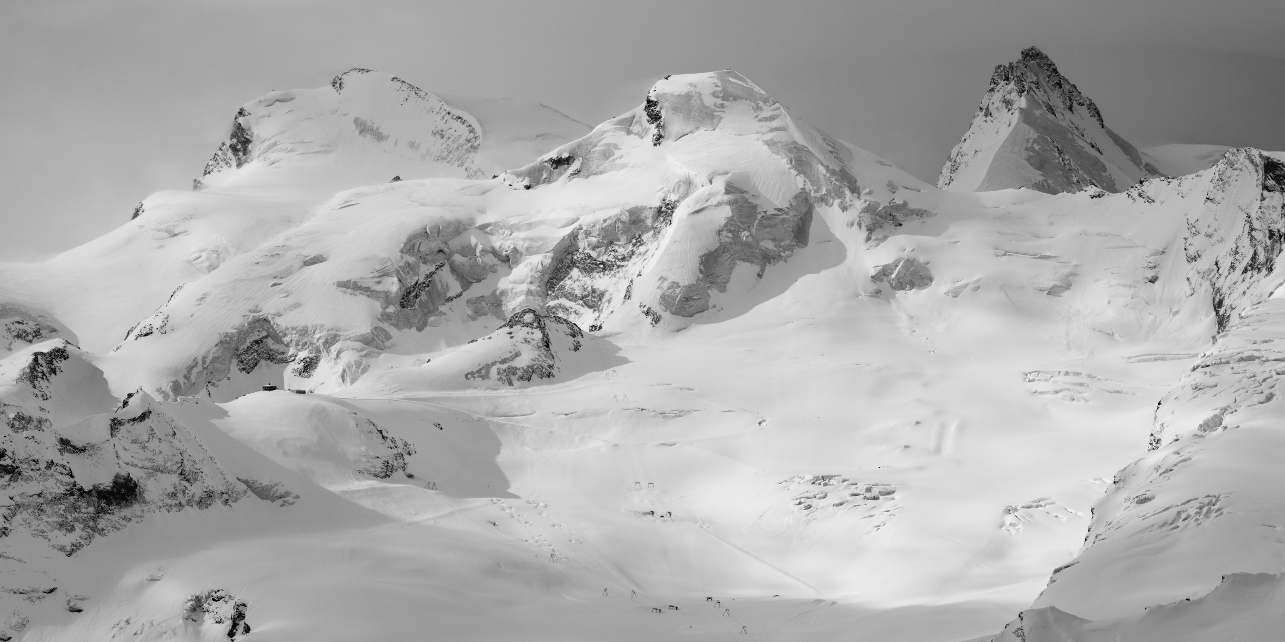 Strahlhorn - Rimpfischhorn - Allalinhorn - image paysage montagne en noir et blanc - encadrement photo caisse américaine
