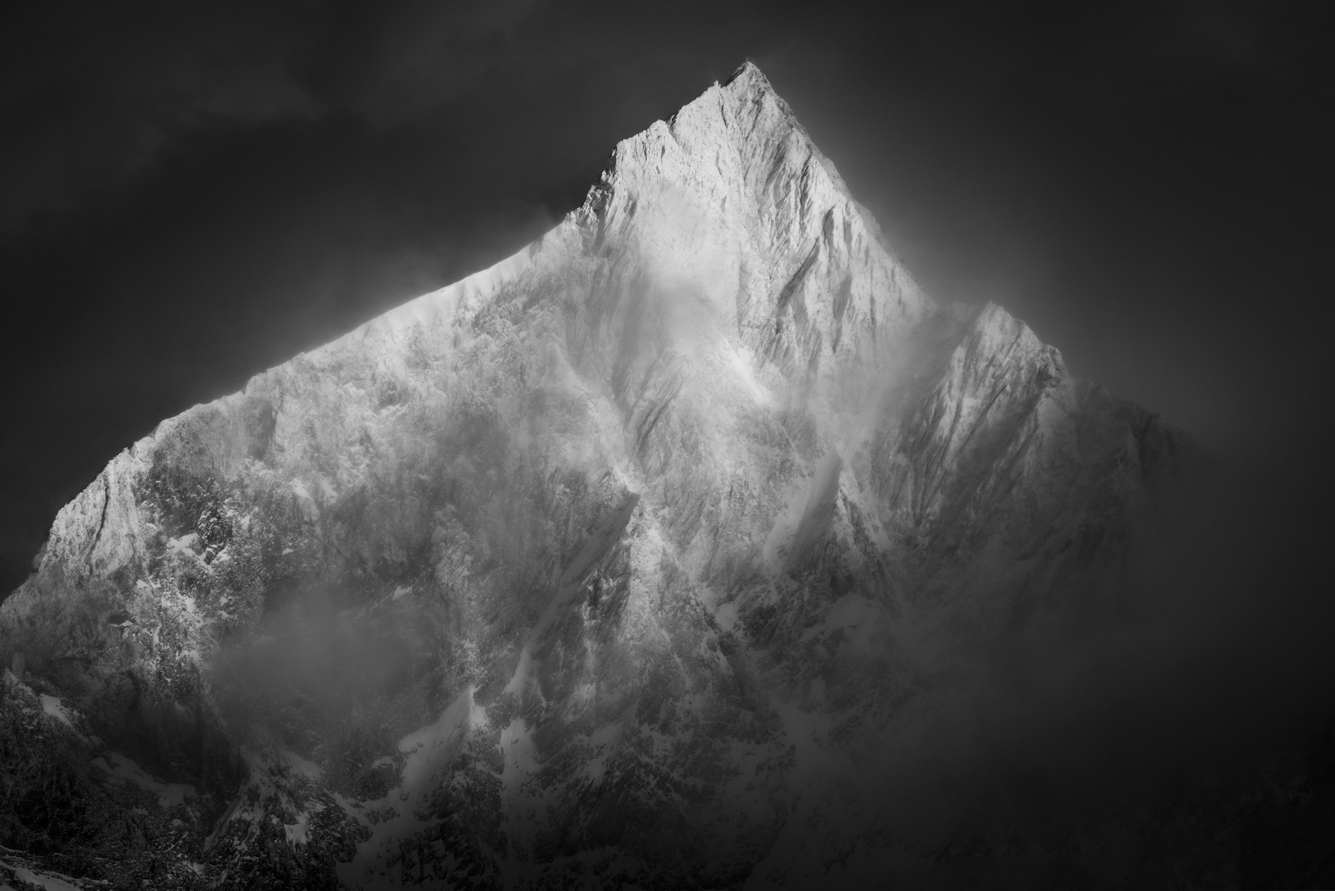 Verschneites Bergfoto Zermatter Tal - Berglandschaft Foto