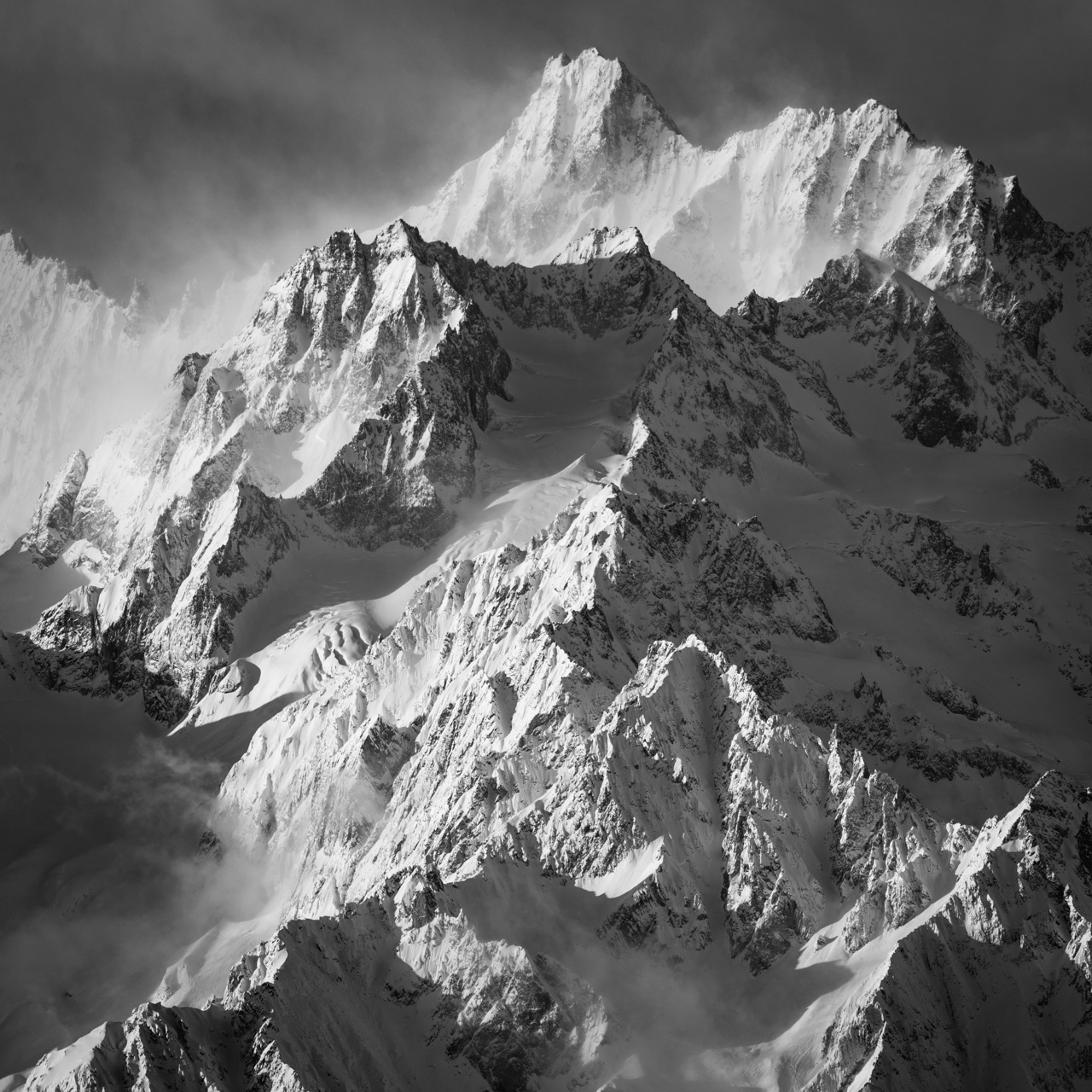 photo montagnes verbier en noir et blanc sous les rayons du soleil Tour Noir - Aiguille de l'A Neuve