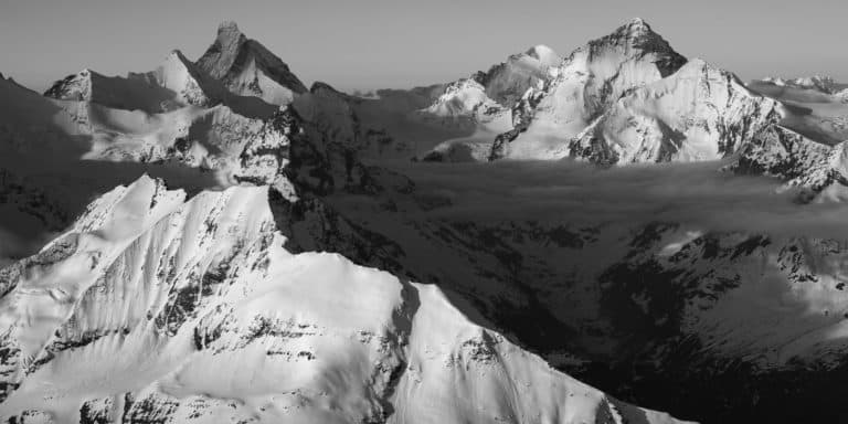 Val d&#039;Anniviers -Fotorahmen für Chaletdekoration - Panoramablick auf ein Foto einer Berglandschaft in Schwarz-Weiß