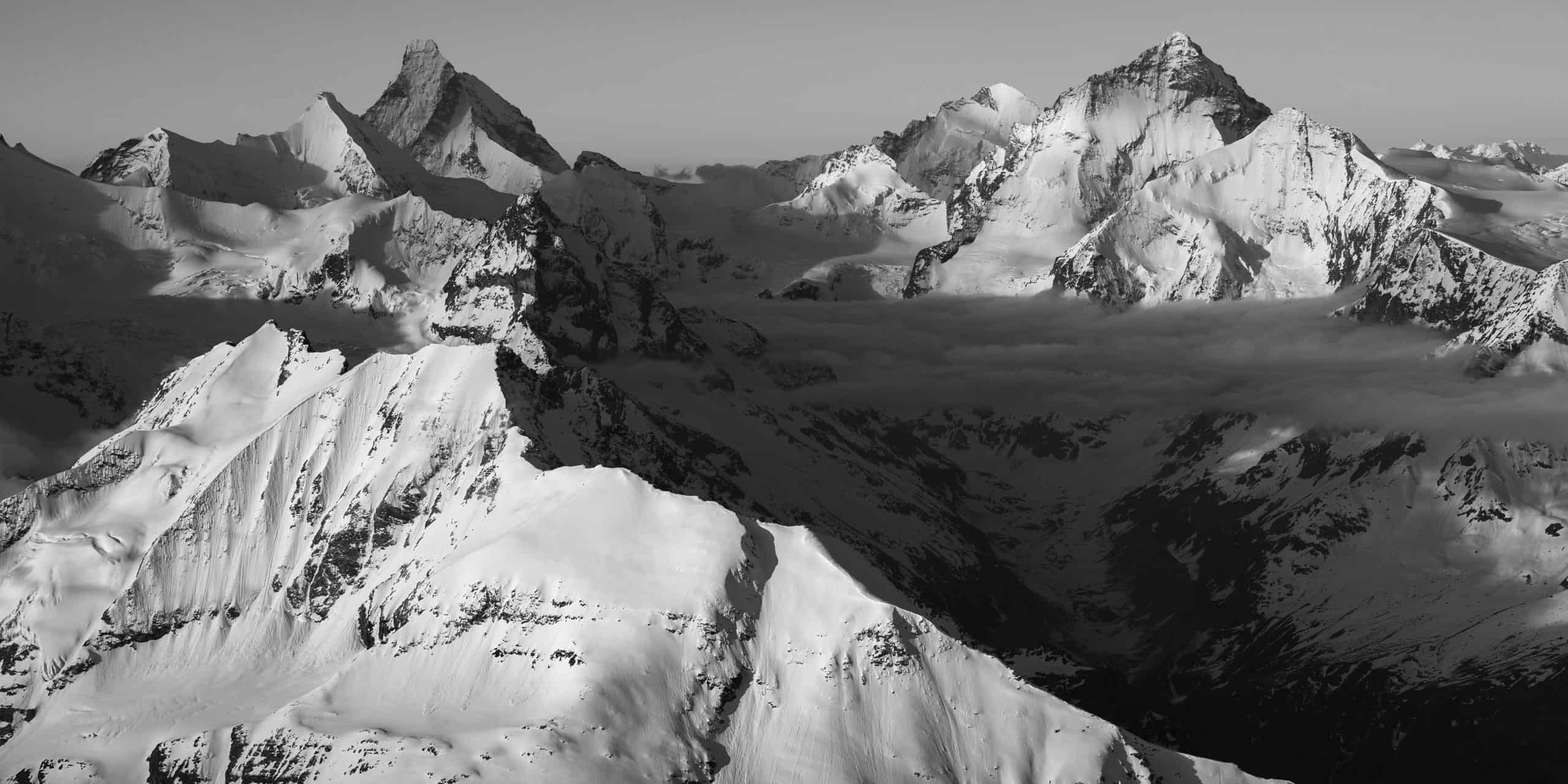 Val d'Anniviers -encadrement photo pour décoration de chalet - Vue panoramique d'une photo d'un paysage de montagne en noir et blanc