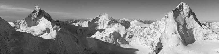 Val d&#039;Anniviers Schweiz - Panorama Bergfoto schwarz-weiß