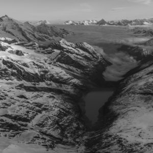 Panorama noir et blanc des Alpes du Nord et des montagnes suisses de saas fee
