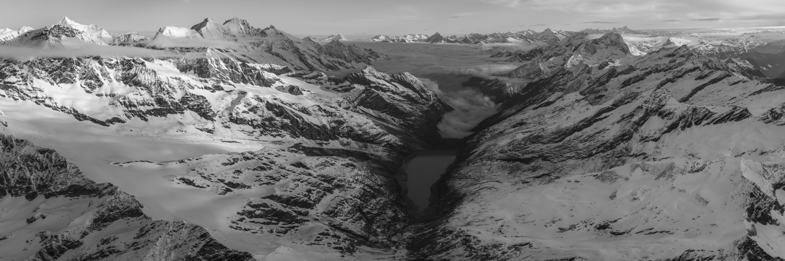 Schwarz-Weiß-Panorama der Nordalpen und der Schweizer Berge aus saas fee
