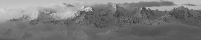 Panorama noir et blanc des montagnes du Verbier dans les Alpes Valaisannes de Crans Montana et du Verbier dans une mer de nuage de brume et de brouillard