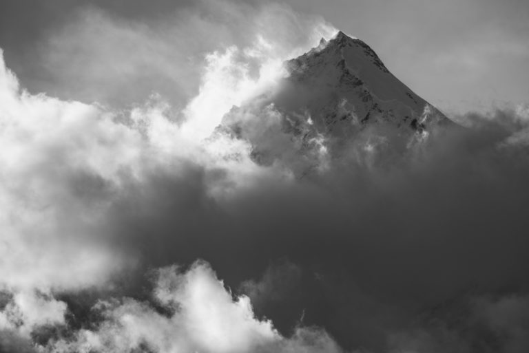 Weisshorn - Felsiger Berggipfel in den Schweizer Alpen des Zermatter Tals in einem Meer von Wolken