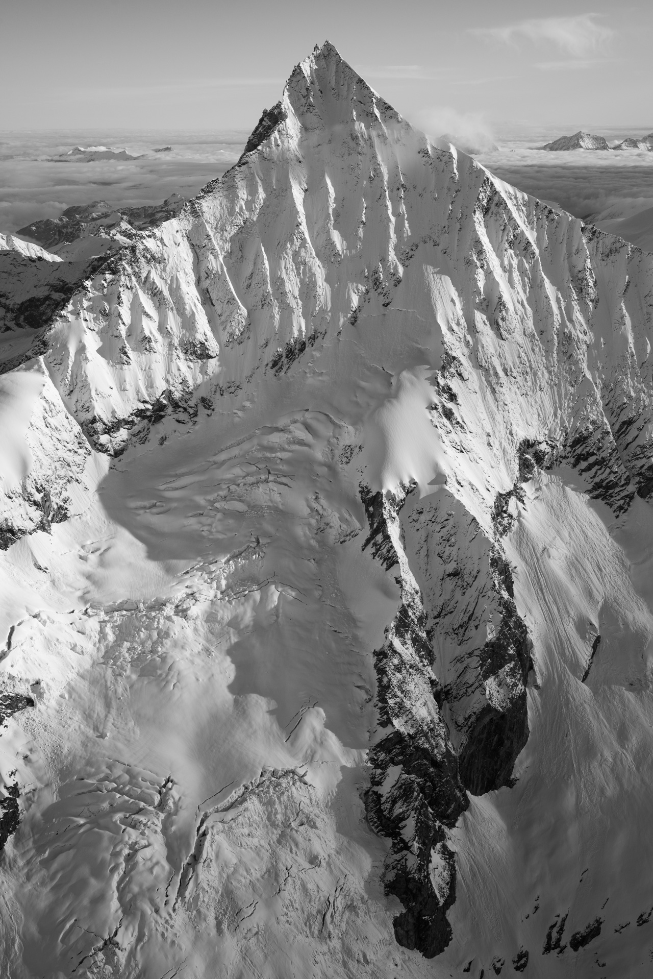 Les alpes valaisannes et le Weisshorn - massif des alpes suisses en noir et blanc