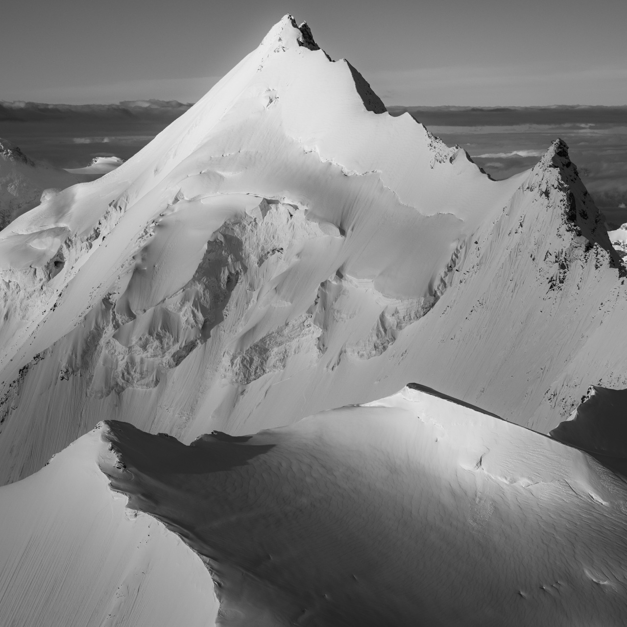 Weisshorn - Bishorn - Poster panoramique de sommets de montagne en noir et blanc dans les alpes valaisannes