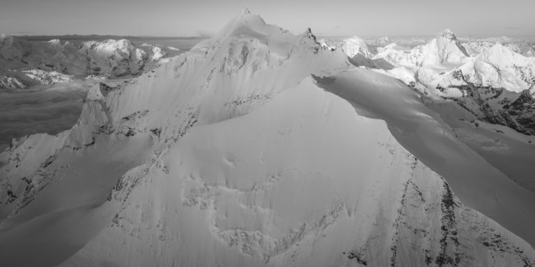 Schwarz-weißes Bergpanorama-Bild der Walliser Alpen - Weisshorn - Bishorn Nordwand - Dent Blanche und Breithorn