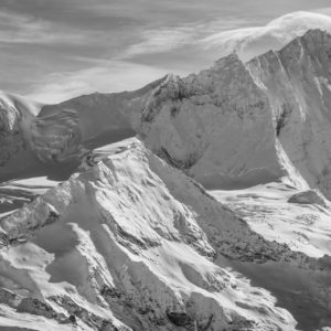 Schwarz-Weiß-Panorama der felsigen Berggipfel des Weisshorns von Grimentz in den Walliser Alpen von Crans Montana aus.