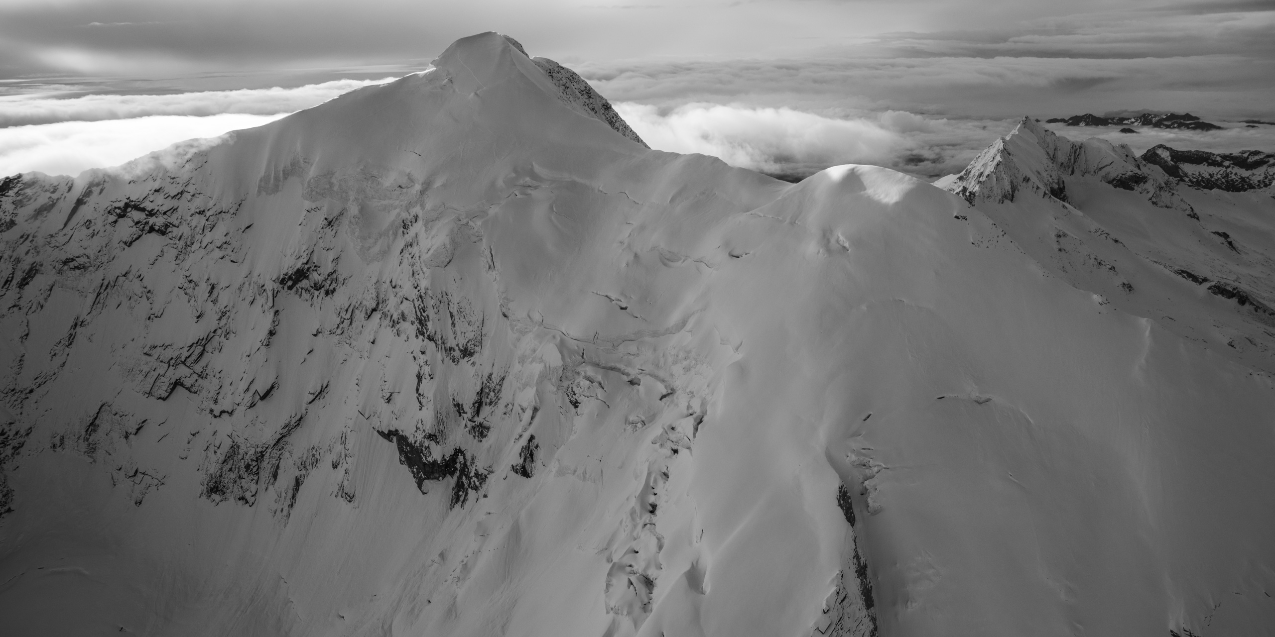 Black and white sea of ​​cloud picture-  black and white Photo mountain  of Weissmies Saas fee