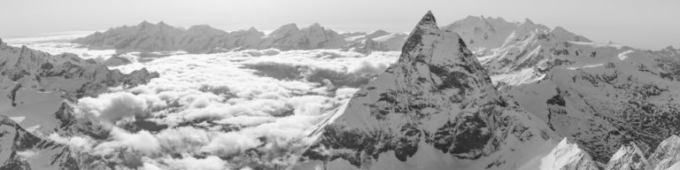 Schwarz-weiße Panoramaansicht der Berge von Zermatt in den Schweizer Alpen