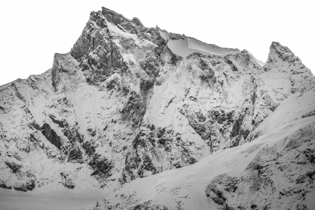 Zinalrothorn - Sommet des Alpes enneigé -  engadine dans la Vallée de Zermatt en noir et blanc