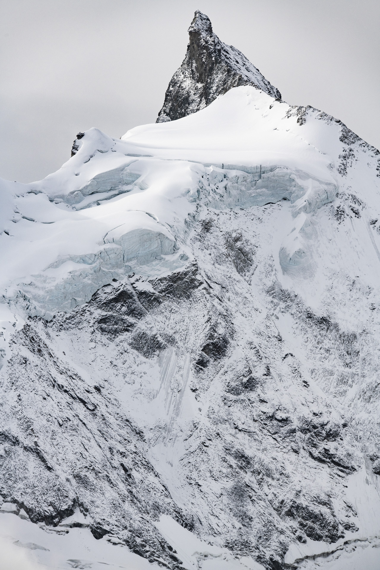 Zinalrothorn - photo montagne sous la neige et d'un glacier de montagne à Crans Montana dans le Val d'Anniviers