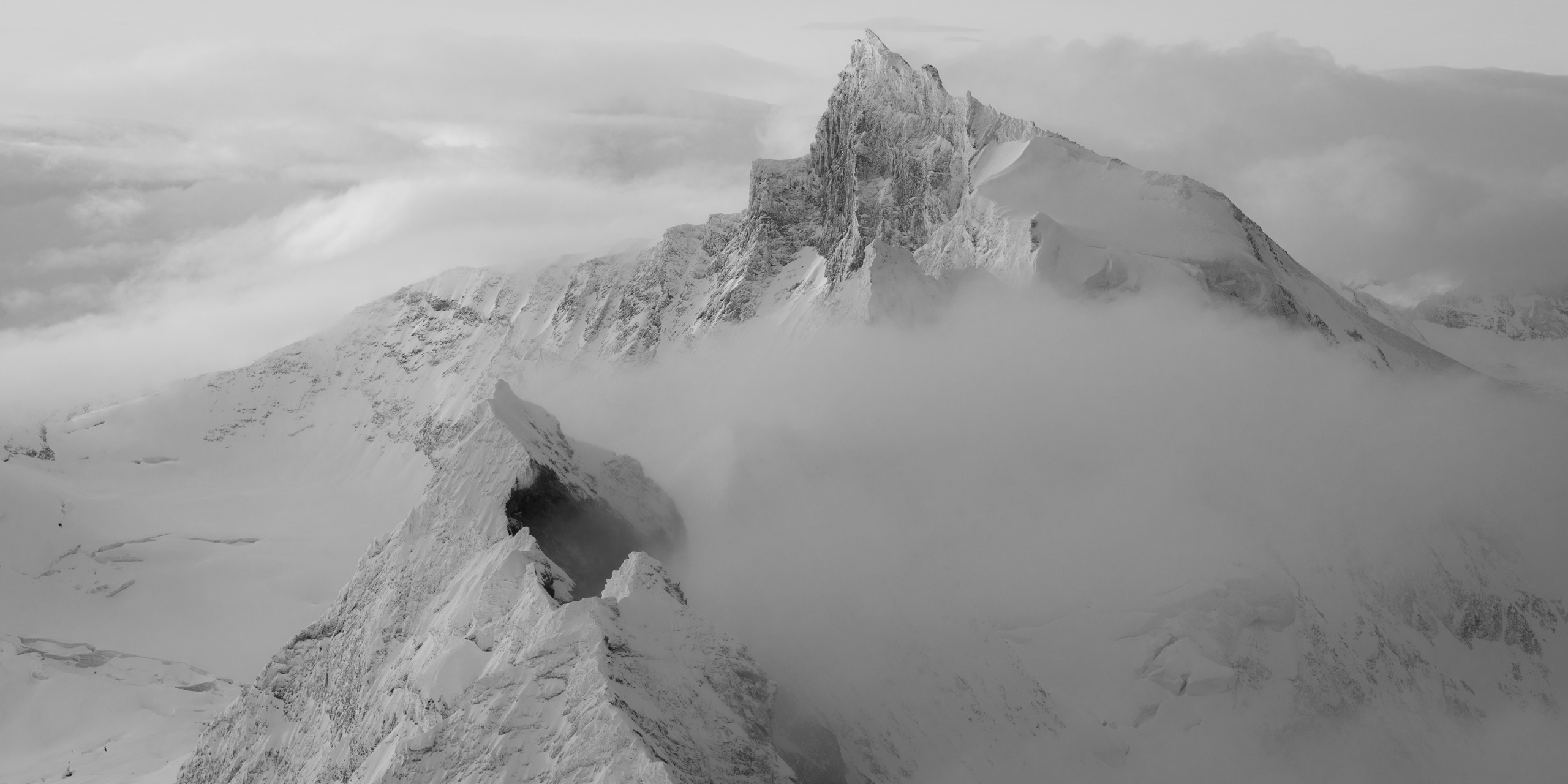 Encadrement photo panoramique noir et blanc du Zinalrothorn et du Schalihorn dans les montagnes Suisses