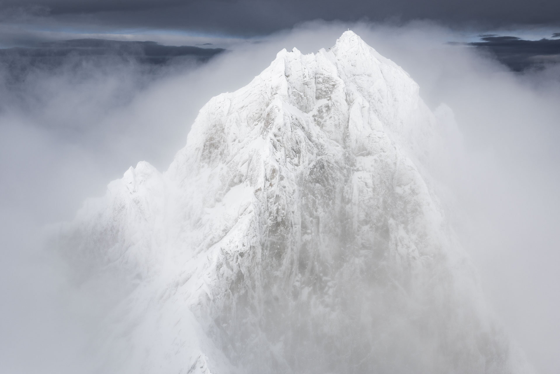 photo montagne suisse hiver - mer de nuages dans un voile de brume