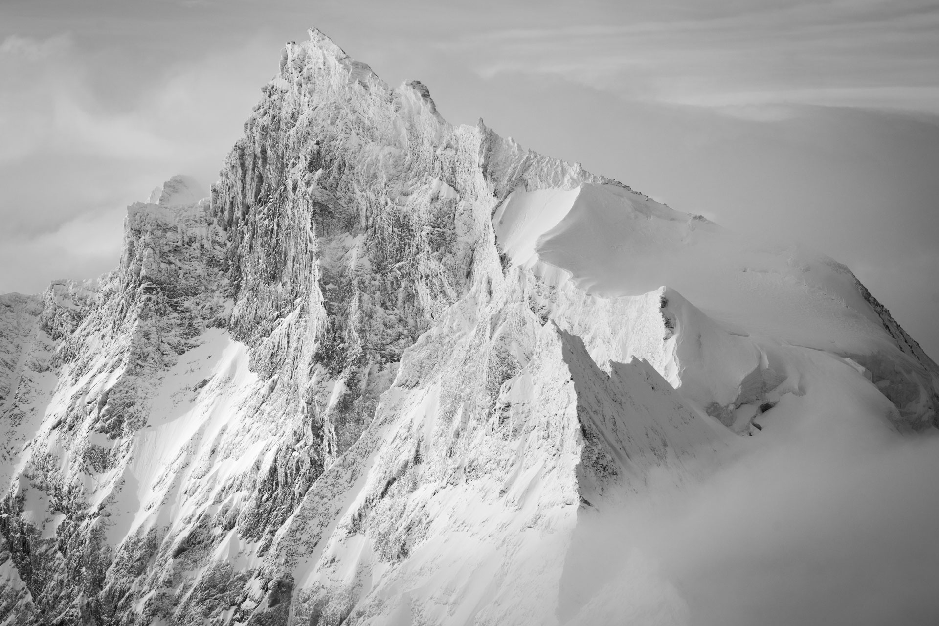 image paysage de montagne - le Zinalrothorn dans les nuages et le brouillard