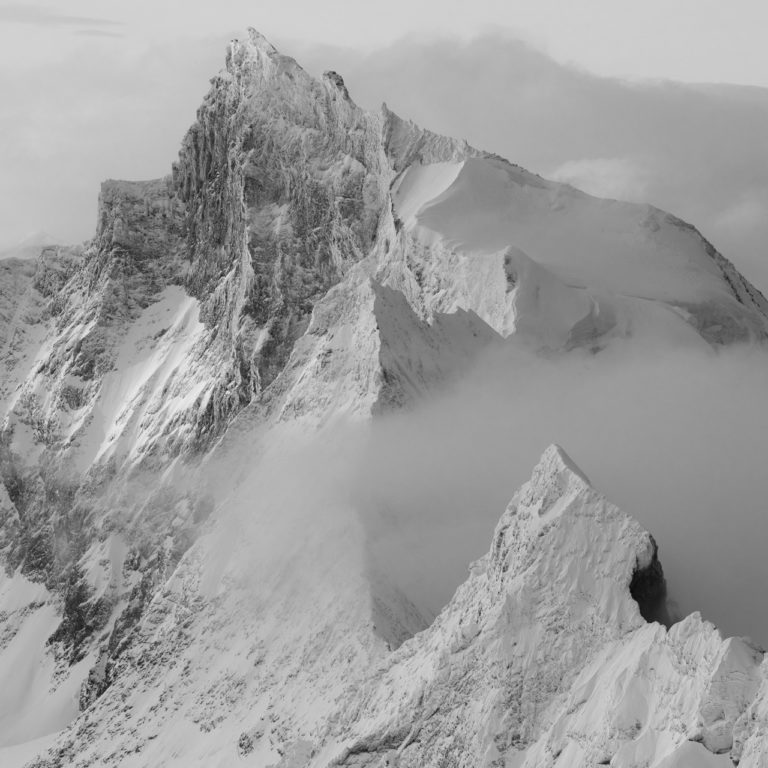 Schwarz-Weiß-Bild des Zinalrothorns und der Schweizer Alpengipfel im Nebel