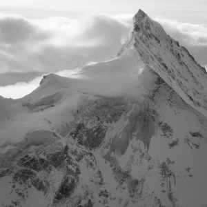 Photo noir et blanc de montagne enneigée et du Zinalrothorn depuis le Val d'Anniviers après une tempête de neige
