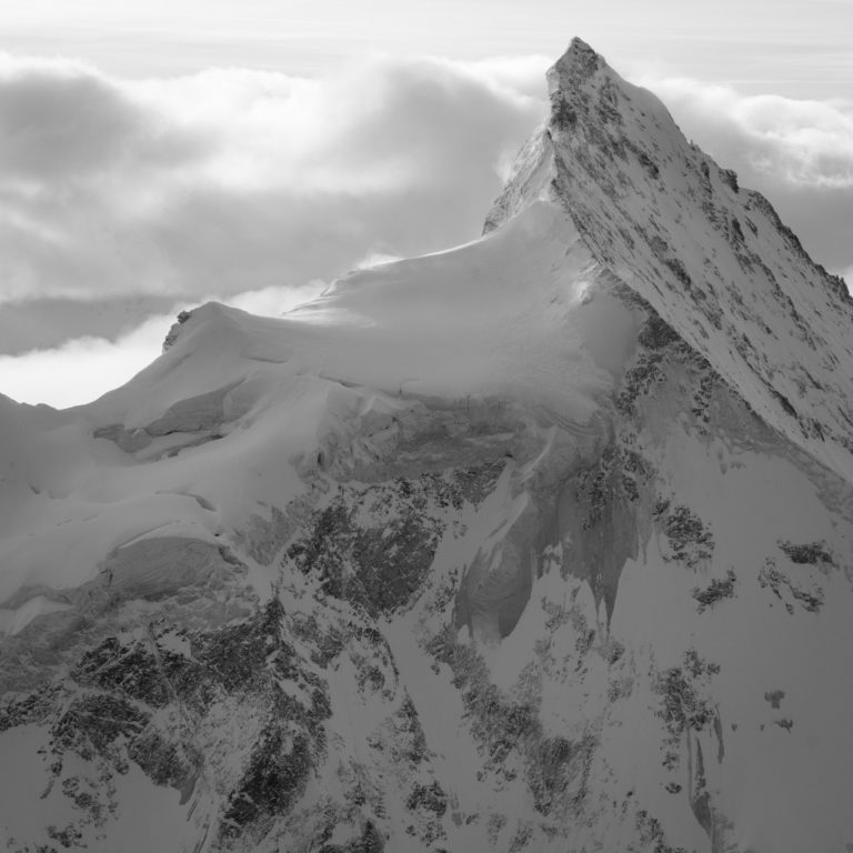 Schwarz-Weiß-Foto von schneebedeckten Bergen und dem Zinalrothorn aus dem Val d&#039;Anniviers nach einem Schneesturm