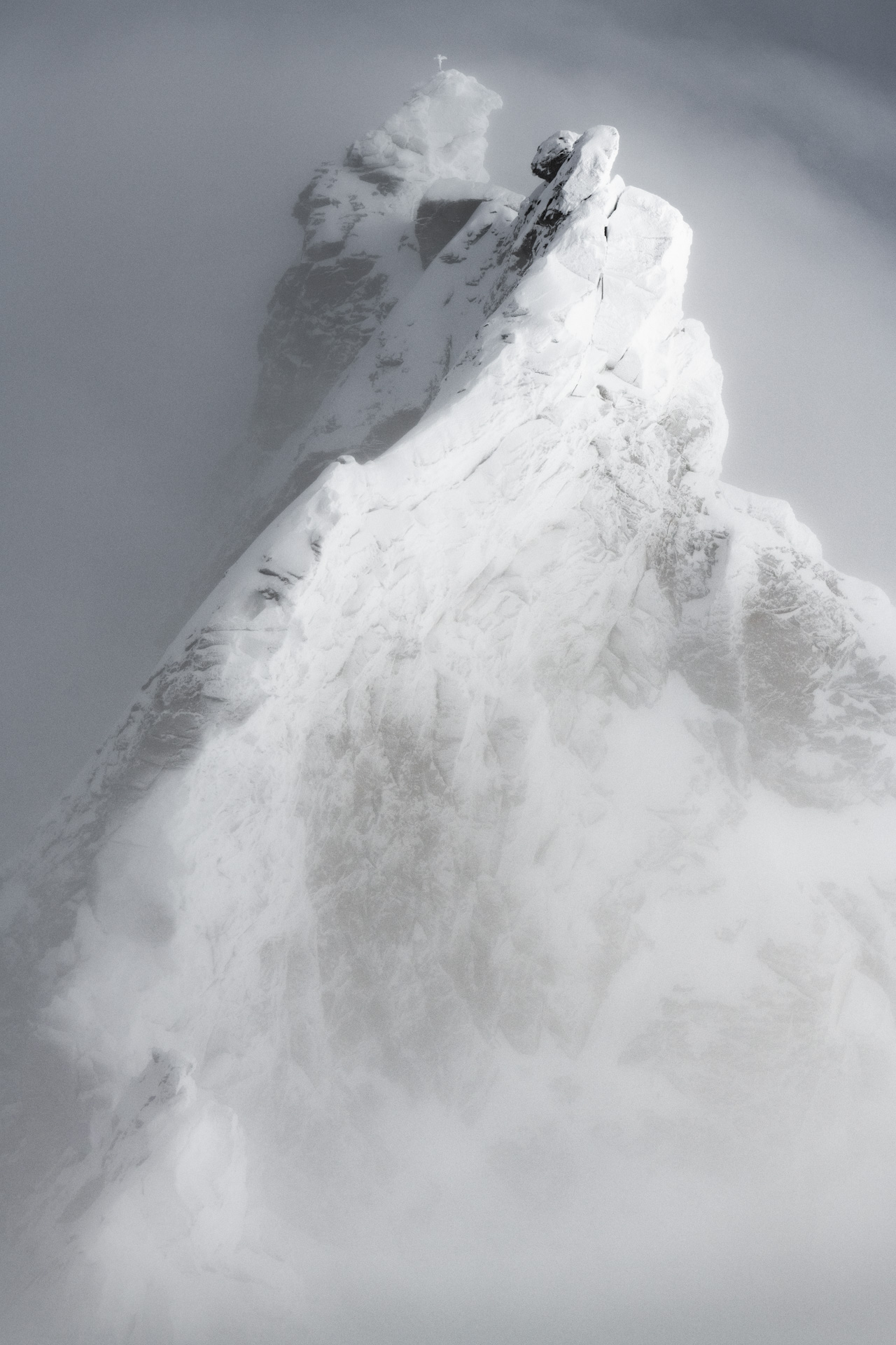 Zinalrothorn - Sommet des Alpes engadine dans la Vallée de Zermatt en noir et blanc
