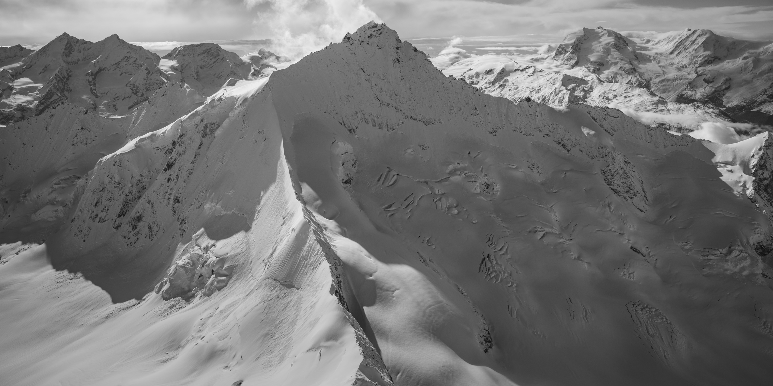 Zinalrothorn - Vue aérienne noir et blanc au sommet de la montagne de Crans Montana