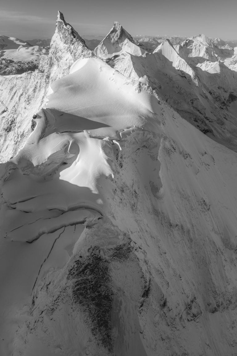 Bergfoto schwarz-weiss - Berglandschaft - Foto vertikaler Berg - Fotoleinwand Schweizer Berg - Zinalrothorn