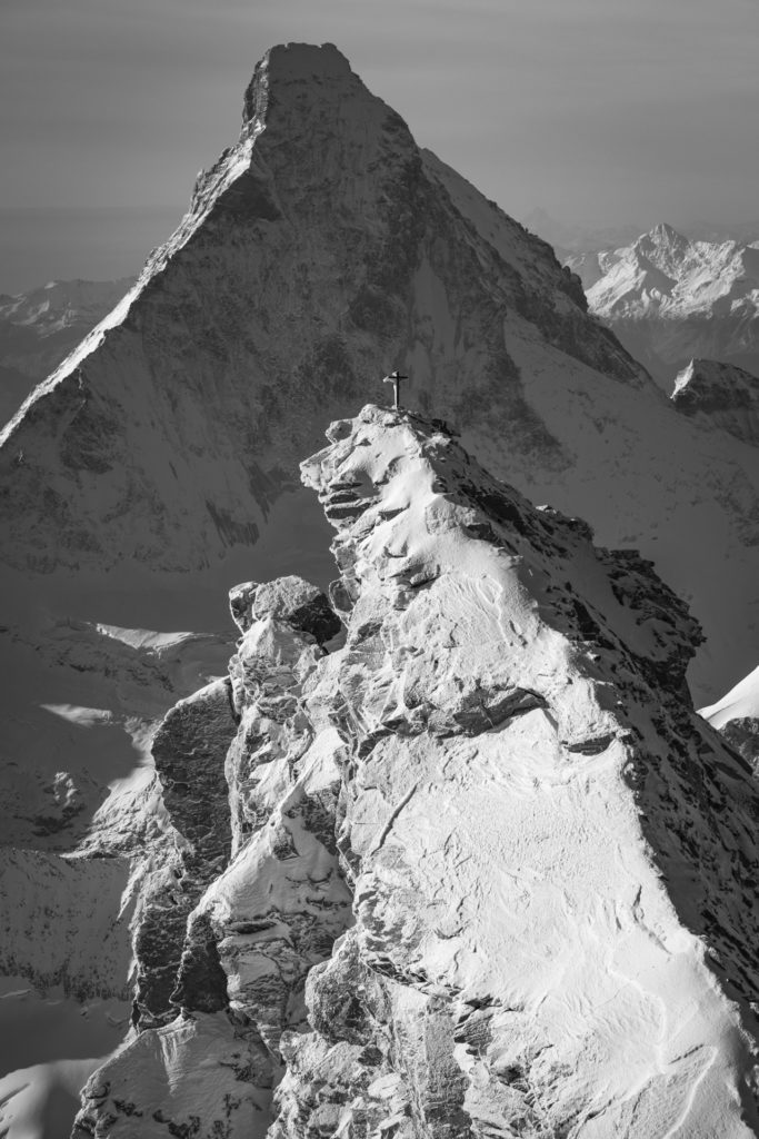 Zinalrothorn - Matterhorn - photo noir et blanc du sommet des Alpes et de montagne en automne avec Soleil