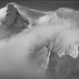 Panoramabild matterhorn - Foto von Schnee in den Bergen und Alpengipfeln in den Wolken
