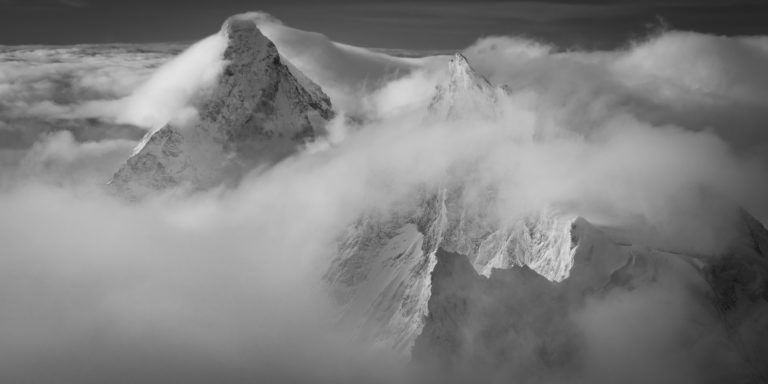 image panoramique matterhorn - photo de neige en montagne et de sommets des Alpes dans les nuages