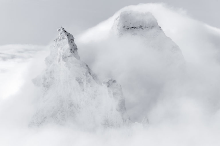 Foto Matterhorn Zermatt - schwarz-weißer Fotorahmen Berg - Berggipfel Alpen im Nebel